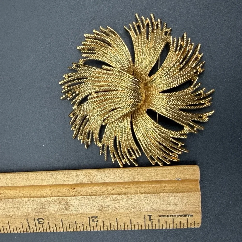 Monet Cordelia Brooch Gold Tone Starburst Twisted Rope Vintage Pin 3